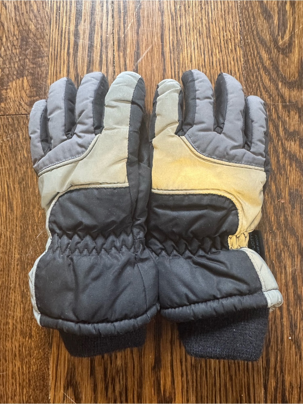 3M Thinsulate Black and Gray Kids Insulated Snow Gloves